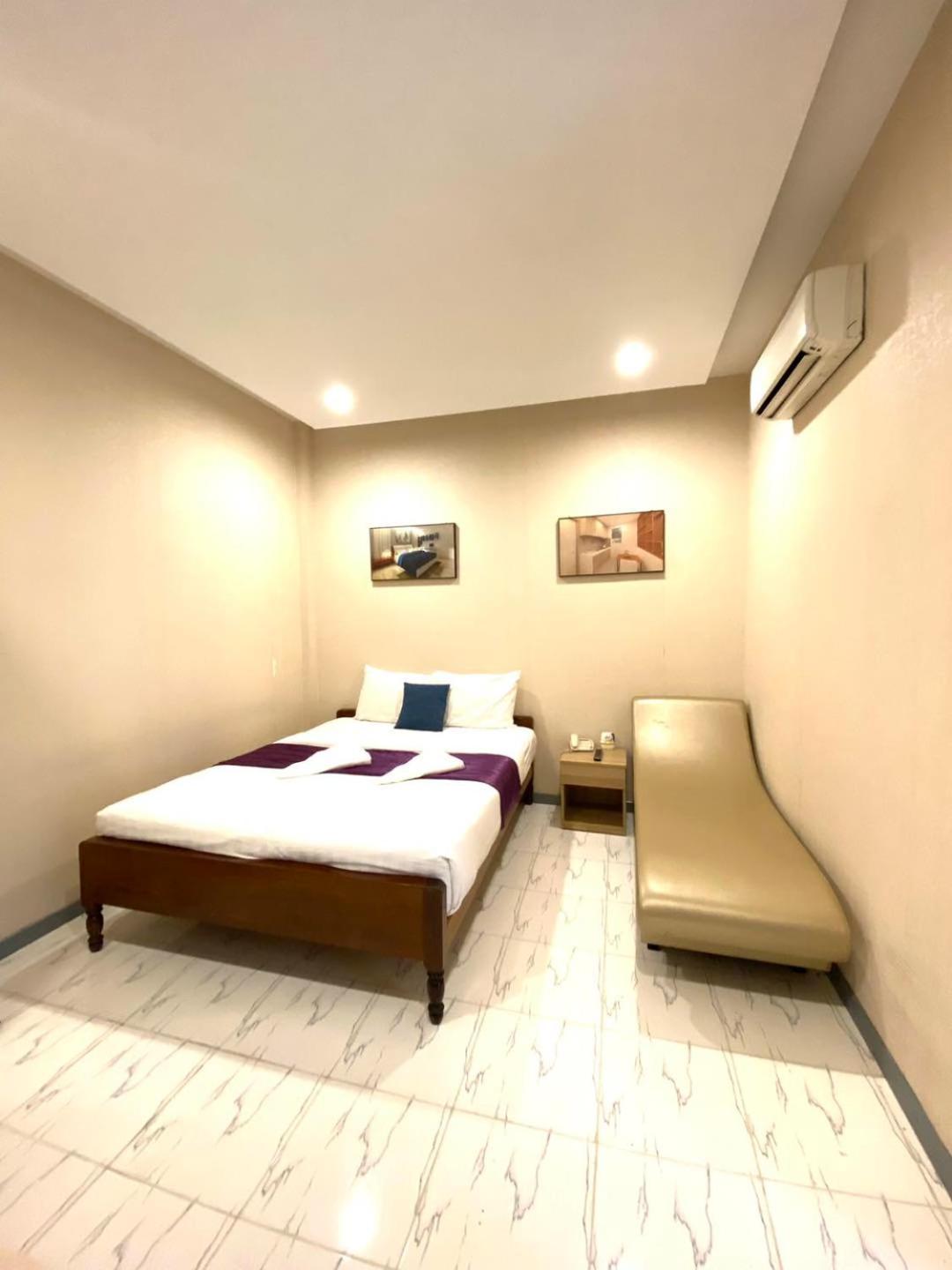 White Residence Hotel & Apartment Phnom-Penh Buitenkant foto