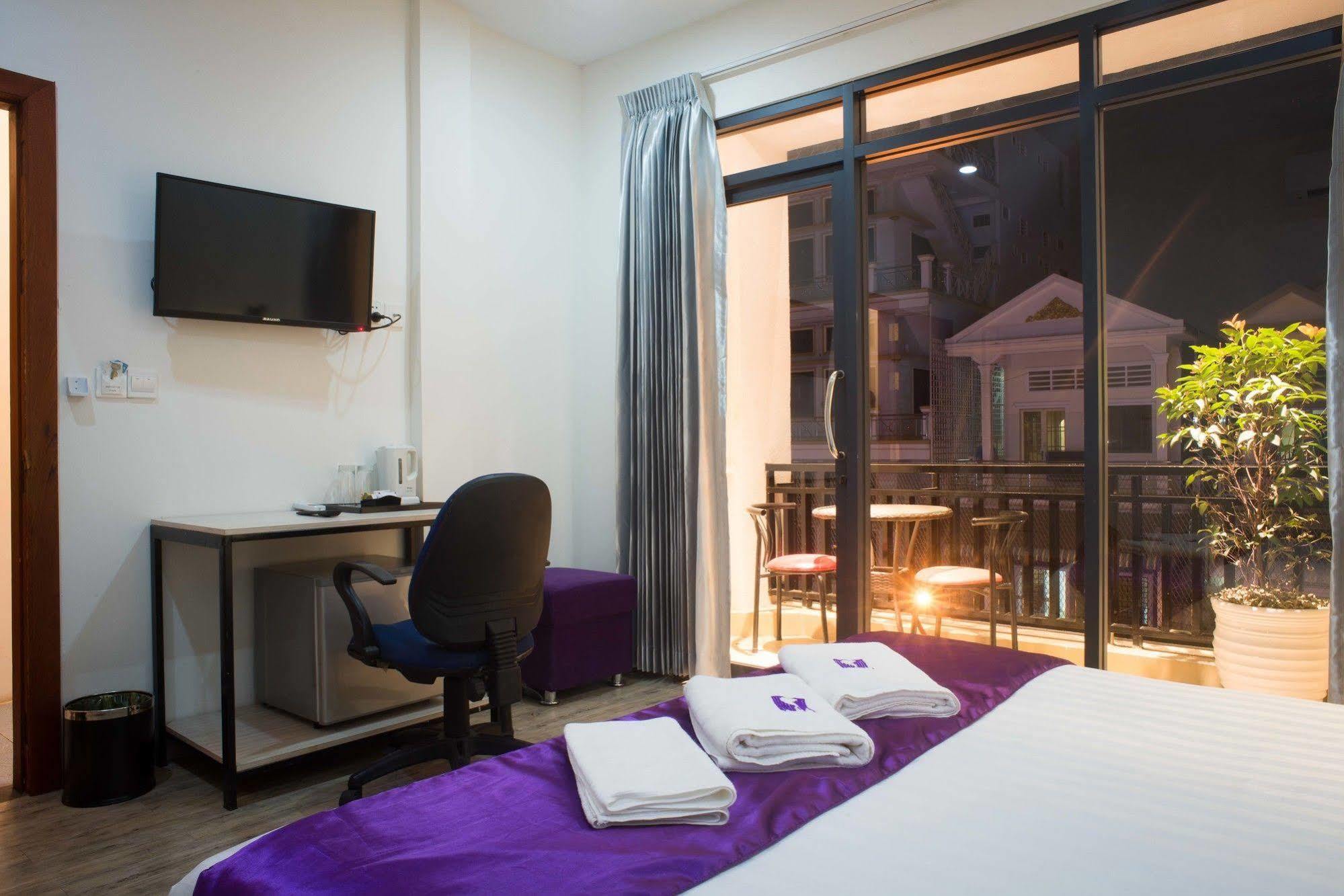 White Residence Hotel & Apartment Phnom-Penh Buitenkant foto