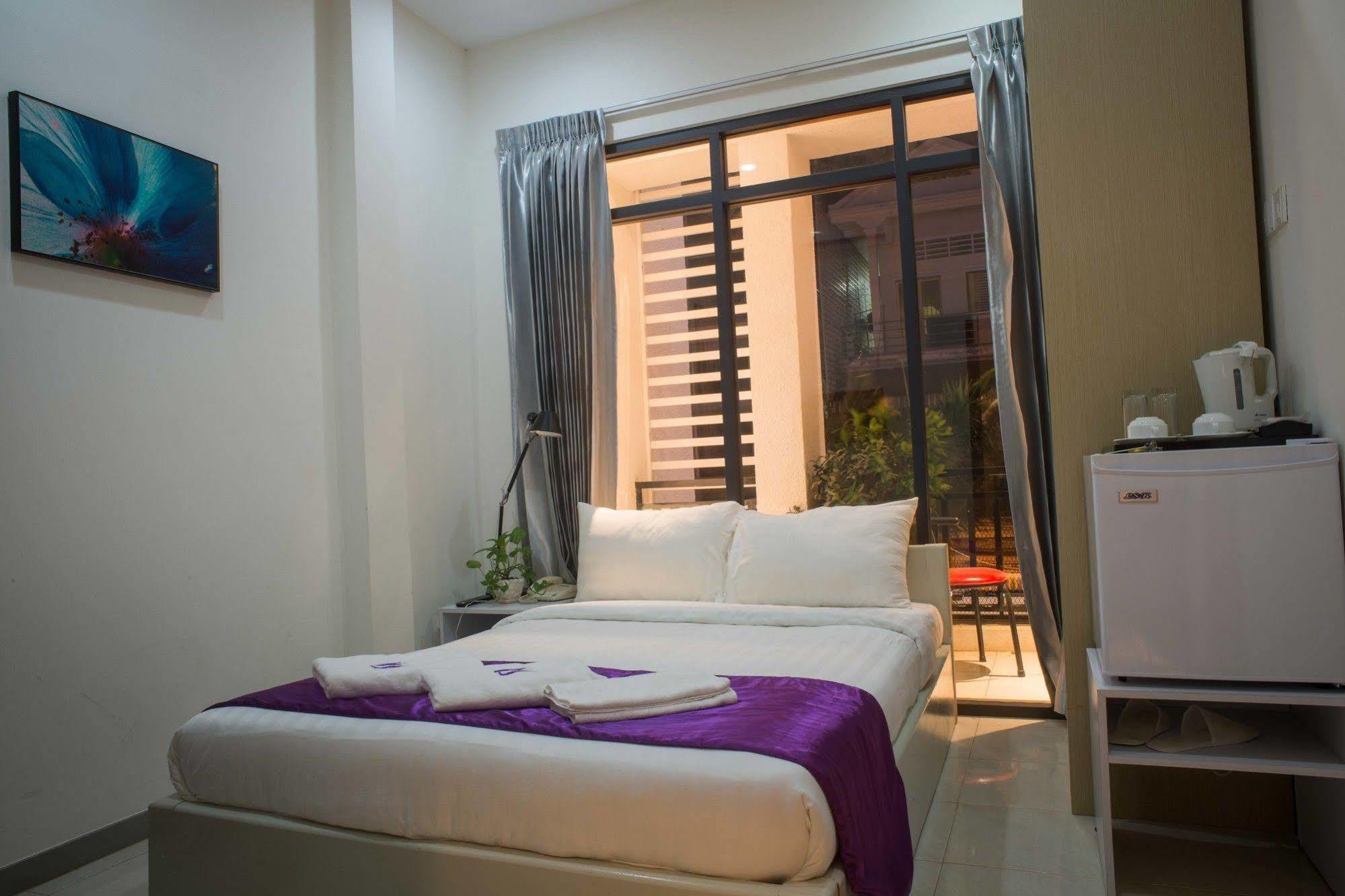 White Residence Hotel & Apartment Phnom-Penh Buitenkant foto