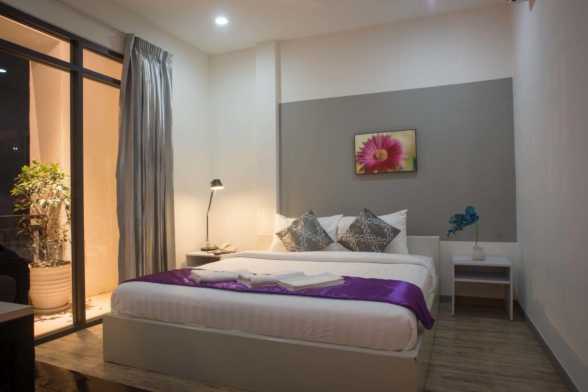 White Residence Hotel & Apartment Phnom-Penh Buitenkant foto