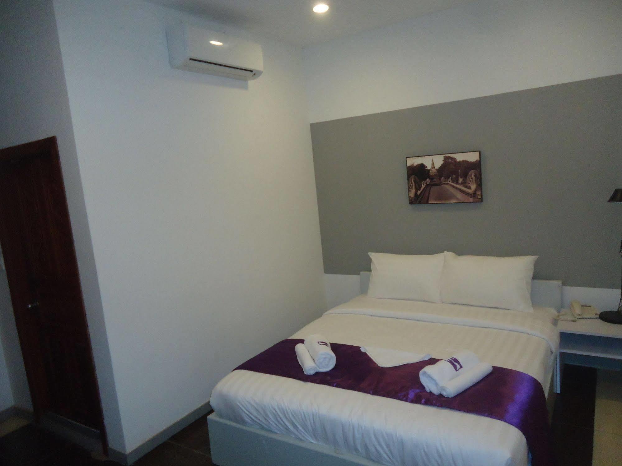 White Residence Hotel & Apartment Phnom-Penh Buitenkant foto