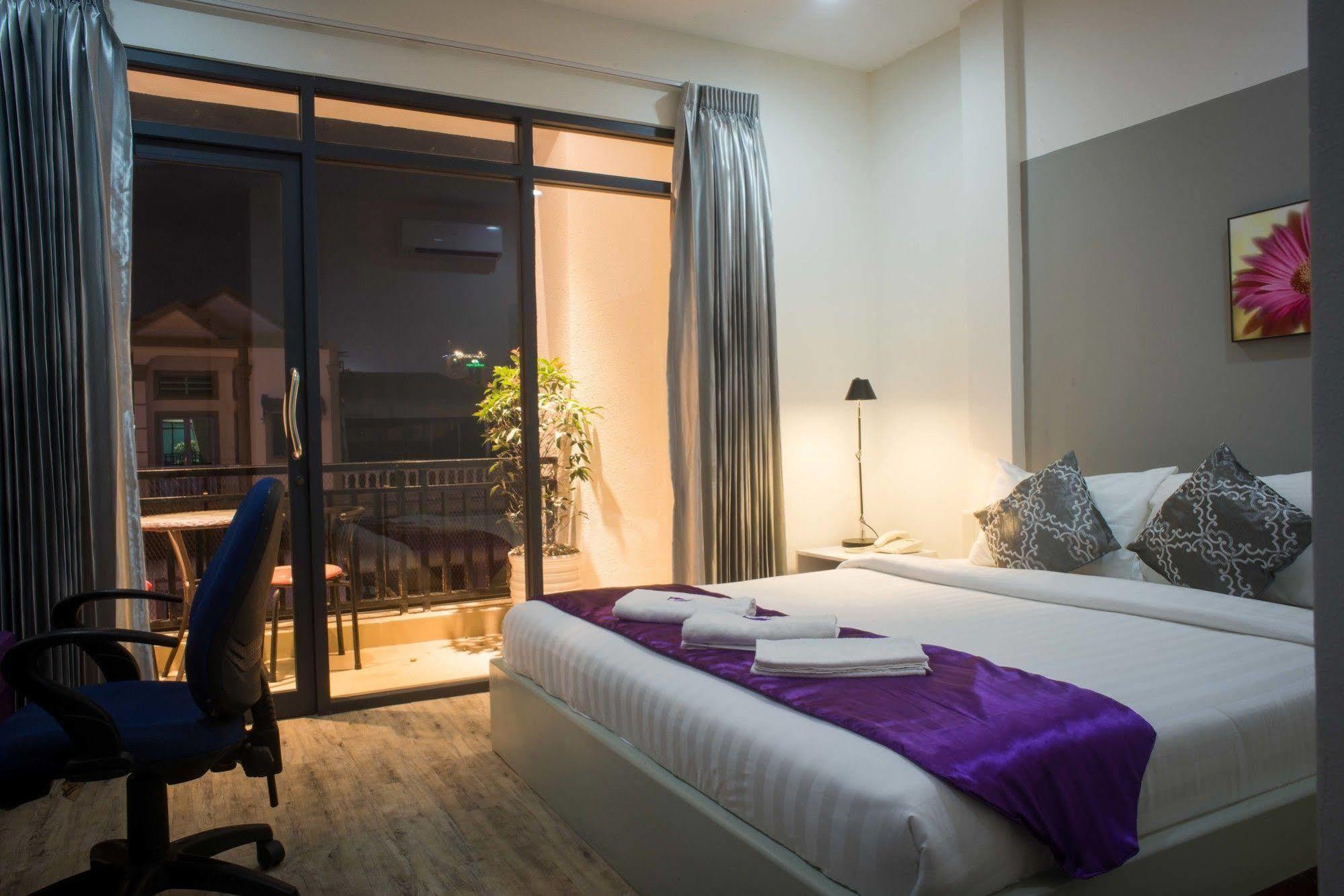 White Residence Hotel & Apartment Phnom-Penh Buitenkant foto